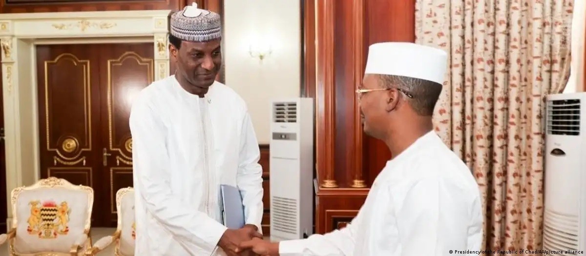 (08.16) Ông Ali Mahaman Lamine Zeine (bên trái), Thủ tướng do chính quyền quân sự Niger bổ nhiệm, đã có chuyến thăm láng giềng Chad. (Nguồn: Văn phòng Tổng thống Chad) (08.16) Ông Ali Mahaman Lamine Zeine (bên trái), Thủ tướng do chính quyền quân sự Niger bổ nhiệm, đã có chuyến thăm láng giềng Chad. (Nguồn: Văn phòng Tổng thống Chad)