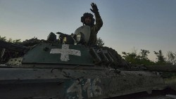 Tình hình Ukraine: Kiev ‘giải phóng’ ngôi làng ở Donetsk, kêu gọi người dân ‘cầm cự’ dài lâu; Cảng Reni trên sông Danube bị không kích