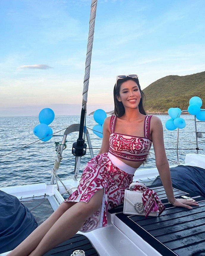 Tham dự tiệc cưới ở biển của một người bạn thân thiết, Tiên Nguyễn mặc nguyên bộ trang phục của Dolce & Gabbana với họa tiết tông hồng rực rỡ, kiểu dáng tôn body. Thiết kế hở eo, xẻ tà giúp con gái doanh nhân Johnathan Hạnh Nguyễn khoe da nâu cùng vóc dáng săn chắc.