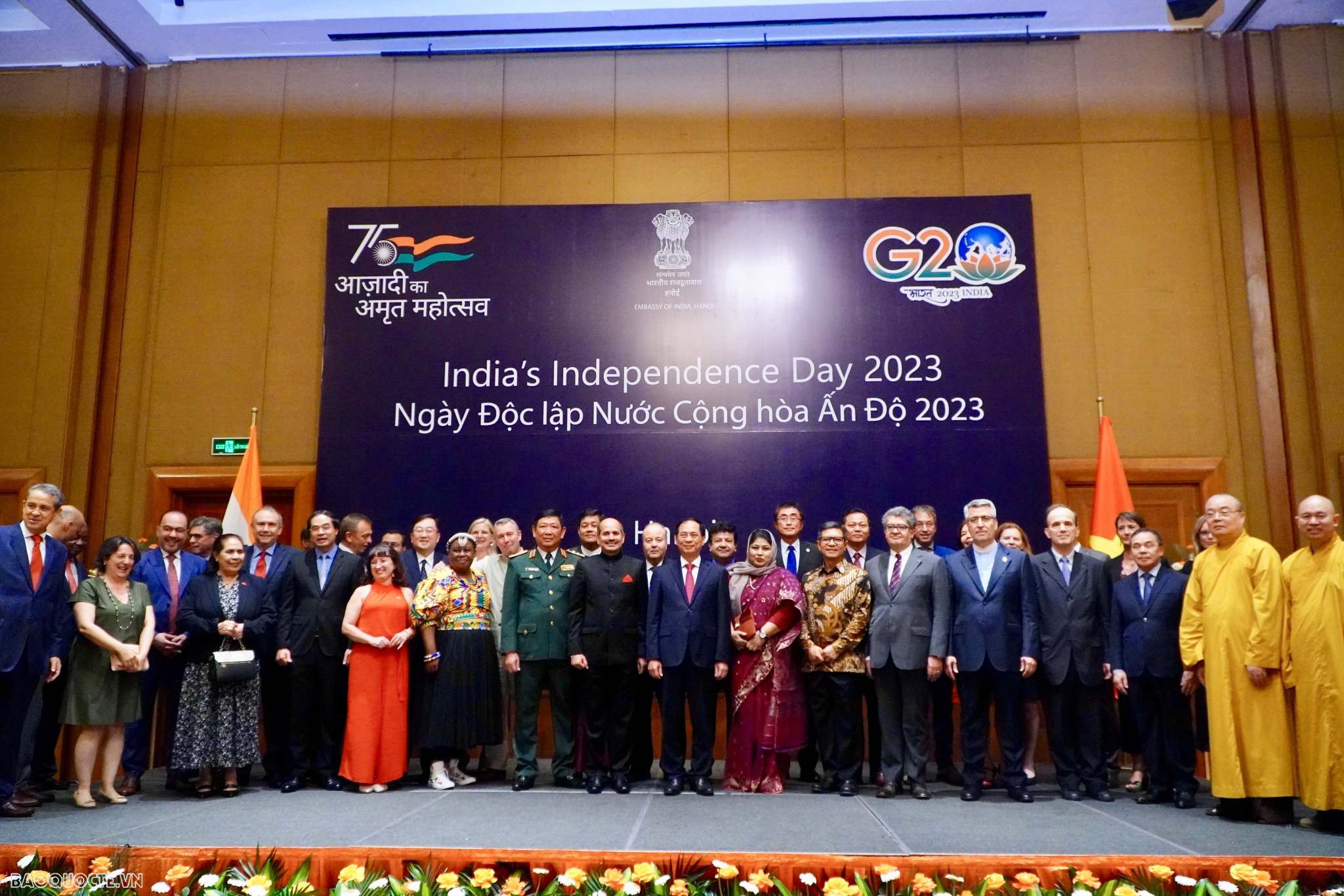 Các đại biểu chụp ảnh lưu niệm tại buổi lễ kỷ niệm. Các đại biểu chụp ảnh lưu niệm tại buổi lễ kỷ niệm.