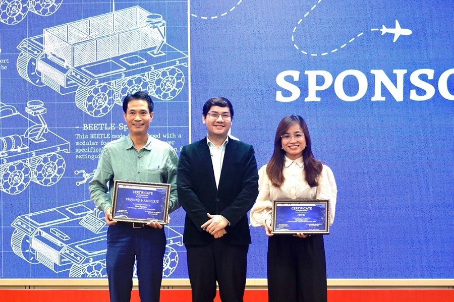 (08.16) Ông Nguyễn Hữu Phú, Phó Vụ trưởng Vụ Luật pháp và Điều ước Quốc tế, Bộ Ngoại giao trao kỷ niệm chương tri ân sự hỗ trợ của Nhà tài trợ Vàng IDVN và NHQuang&Cộng sự (08.16) Ông Nguyễn Hữu Phú, Phó Vụ trưởng Vụ Luật pháp và Điều ước Quốc tế, Bộ Ngoại giao trao kỷ niệm chương tri ân sự hỗ trợ của Nhà tài trợ Vàng IDVN và NHQuang&Cộng sự