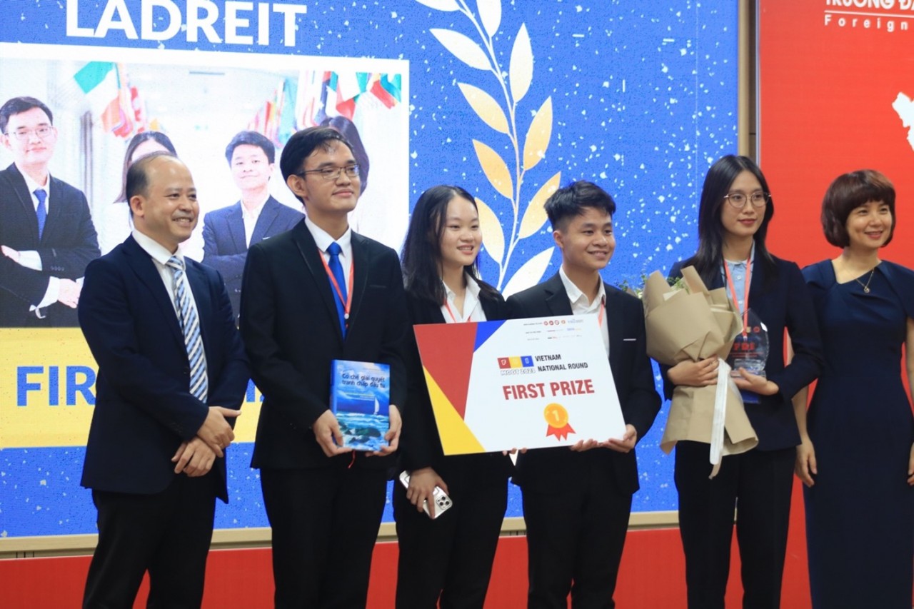 (08.16) PGS.TS. Phạm Thu Hương, Phó Hiệu trưởng Đại học Ngoại thương và ông Nguyễn Hưng Quang, Phó Chủ tịch Hội Luật Quốc tế Việt Nam trao giải nhất cho đội Ladreit (Học viện Ngoại giao). (Ảnh: (08.16) PGS.TS. Phạm Thu Hương, Phó Hiệu trưởng Đại học Ngoại thương và ông Nguyễn Hưng Quang, Phó Chủ tịch Hội Luật Quốc tế Việt Nam trao giải nhất cho đội Ladreit (Học viện Ngoại giao). (Ảnh:
