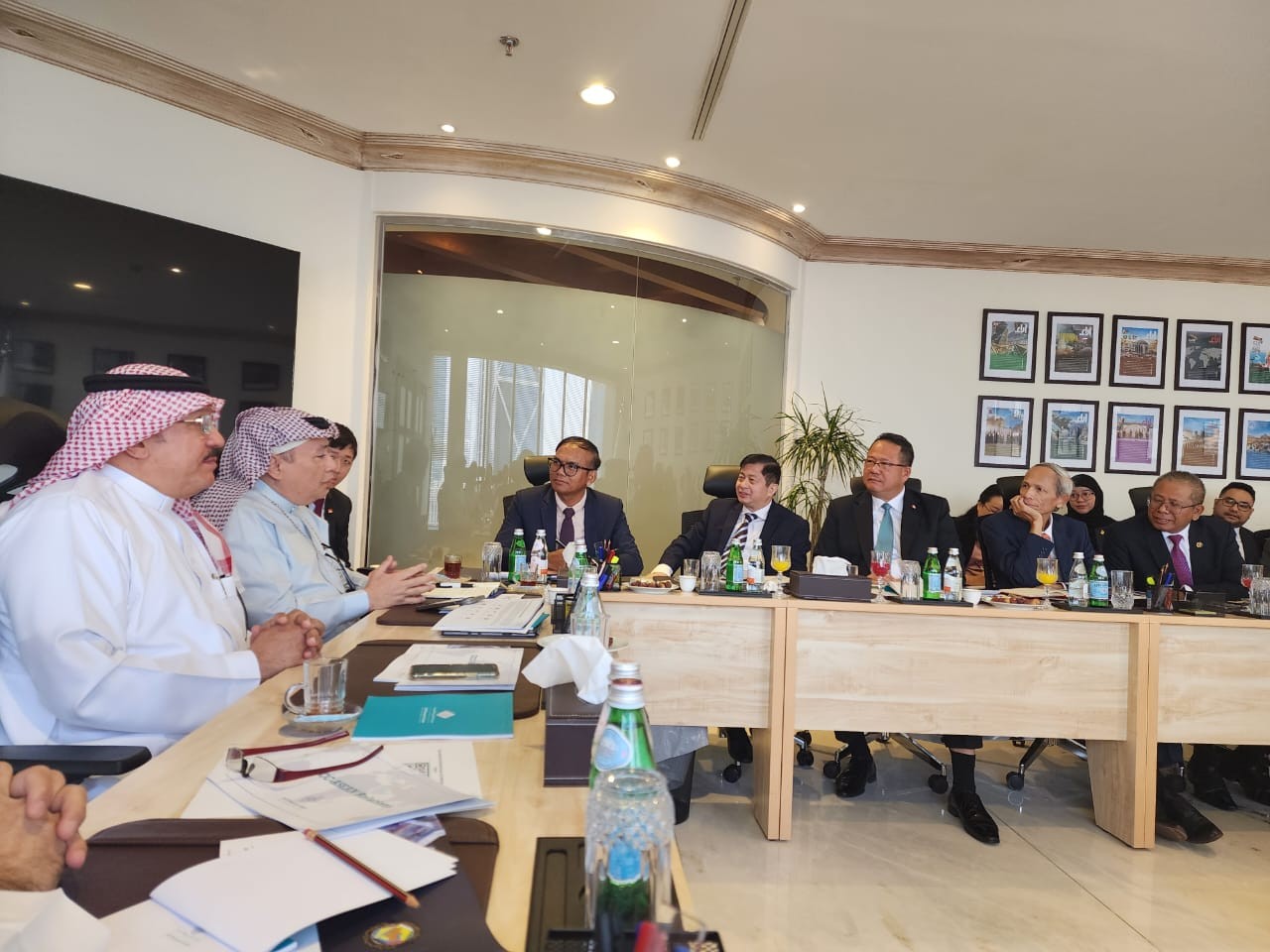 Cựu Đại sứ Saudi Arabia tại Nhật Bản, hiện là một doanh nhân, chia sẻ quan tâm hợp tác với các doanh nghiệp tại ASEAN. Cựu Đại sứ Saudi Arabia tại Nhật Bản, hiện là một doanh nhân, chia sẻ quan tâm hợp tác với các doanh nghiệp tại ASEAN.