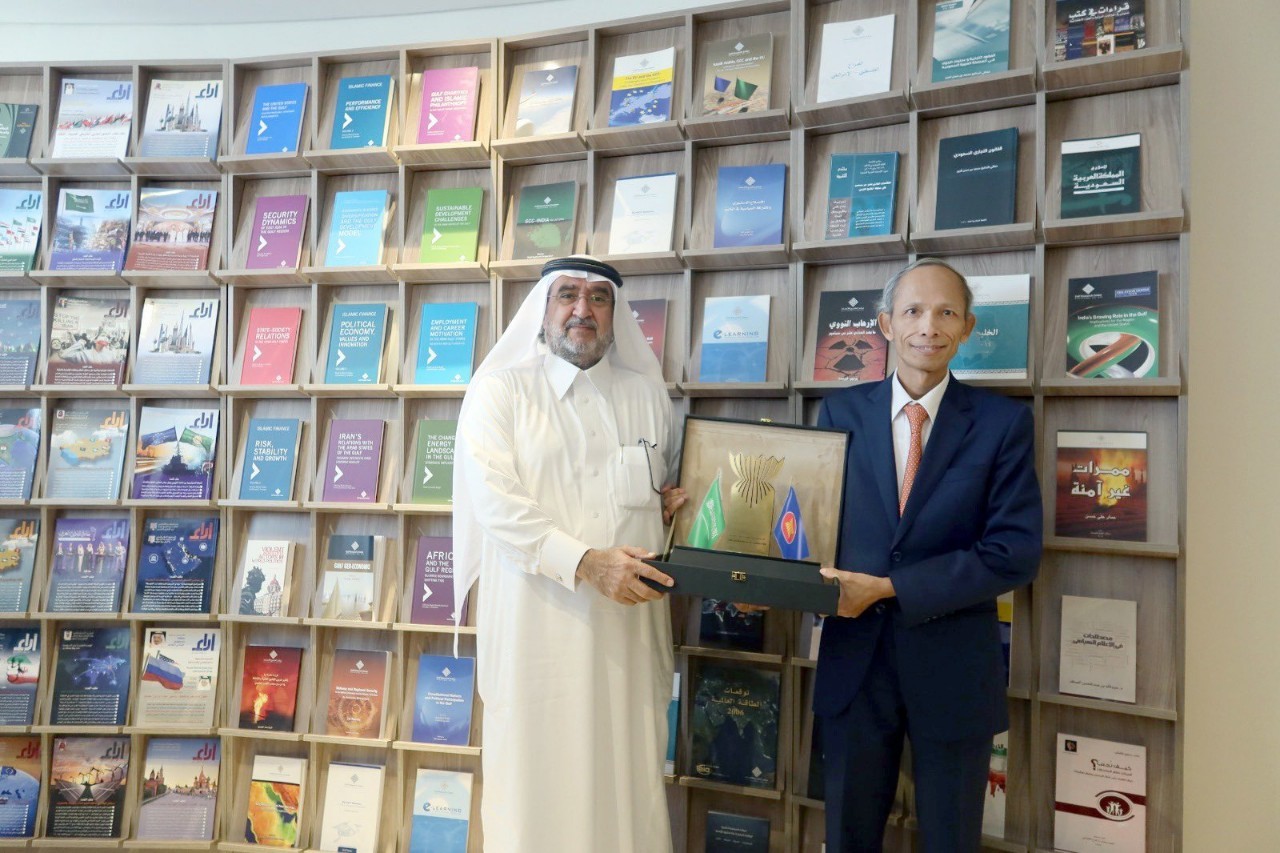 Đại sứ Đặng Xuân Dũng thay mặt ARC tặng kỷ niệm chương cho Chủ tịch GRC. Đại sứ Đặng Xuân Dũng thay mặt ARC tặng kỷ niệm chương cho Chủ tịch GRC.