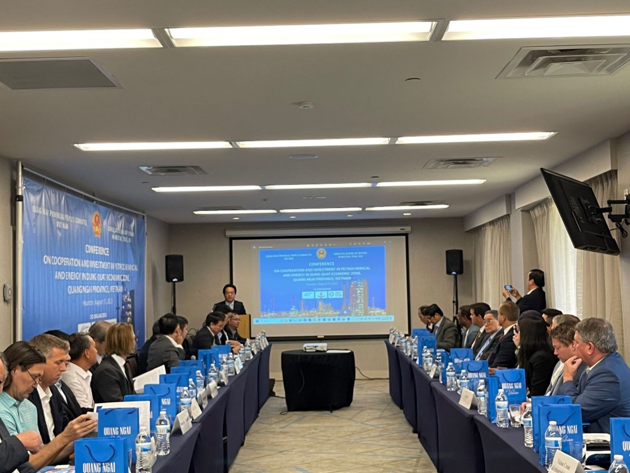 Hội nghị hợp tác và đầu tư lĩnh vực lọc hóa dầu, hóa chất và năng lượng vào Khu kinh tế Dung Quất tại Houston Hội nghị hợp tác và đầu tư lĩnh vực lọc hóa dầu, hóa chất và năng lượng vào Khu kinh tế Dung Quất tại Houston
