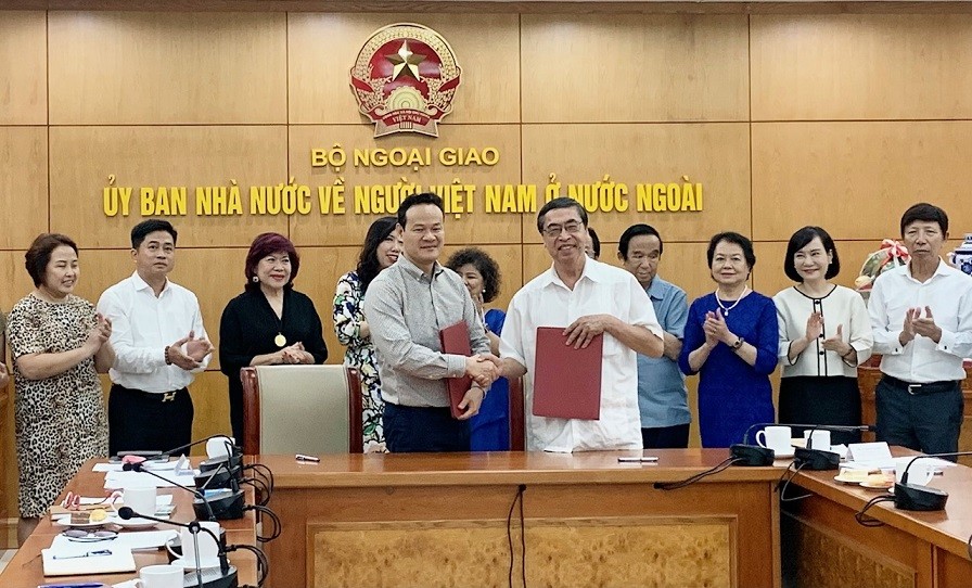 Triển khai chương trình phối hợp công tác về người Việt Nam ở nước ngoài Triển khai chương trình phối hợp công tác về người Việt Nam ở nước ngoài