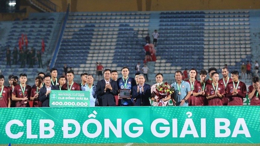 hinh anh thu mon van lam va clb binh dinh nhan huy chuong dong cup quoc gia 2023
