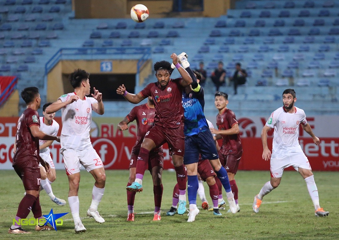 Hình ảnh thủ môn Văn Lâm và CLB Bình Định nhận Huy chương đồng Cúp quốc gia 2023