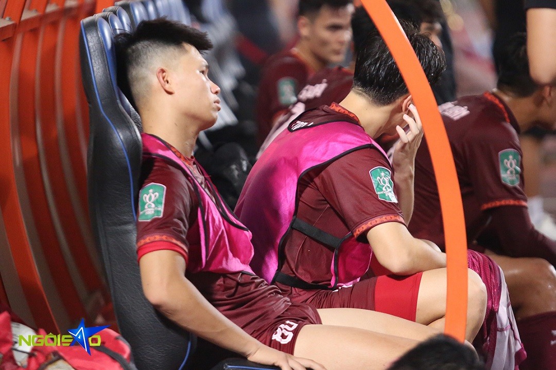 Hình ảnh thủ môn Văn Lâm và CLB Bình Định nhận Huy chương đồng Cúp quốc gia 2023