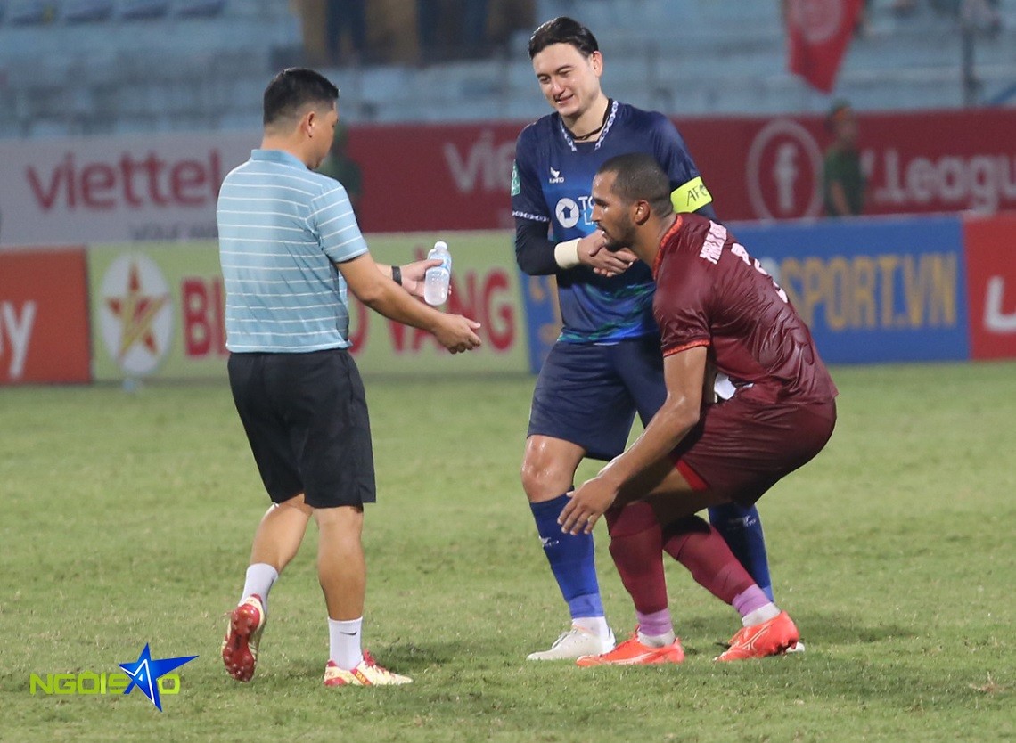 Hình ảnh thủ môn Văn Lâm và CLB Bình Định nhận Huy chương đồng Cúp quốc gia 2023