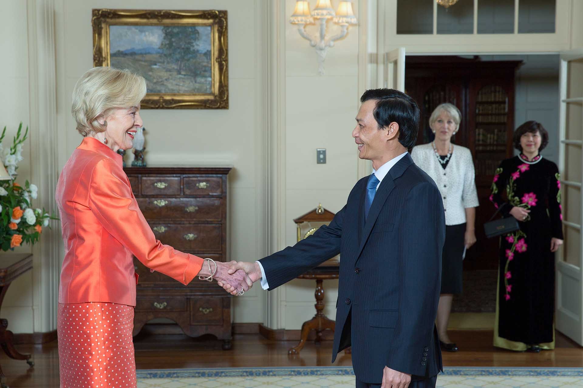 Đại sứ Lương Thanh Nghị trình Thư ủy nhiệm của Chủ tịch nước lên Toàn quyền Australia Quentin Bryce ngày 27/2/2014. (Nguồn: NVCC)