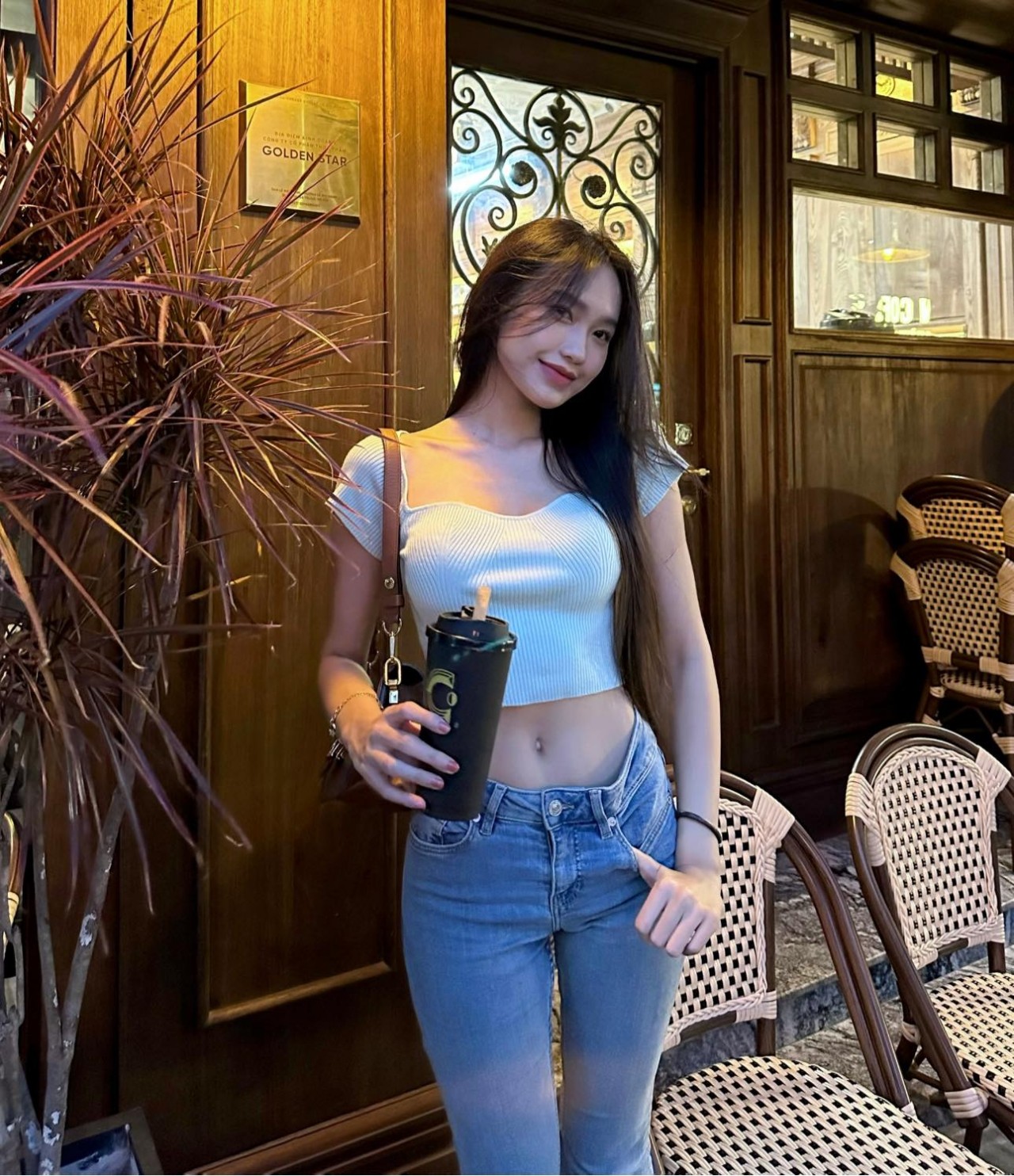 Nhan sắc mảnh mai, thanh tú của bạn gái cầu thủ Đoàn Văn Hậu - Doãn Hải My