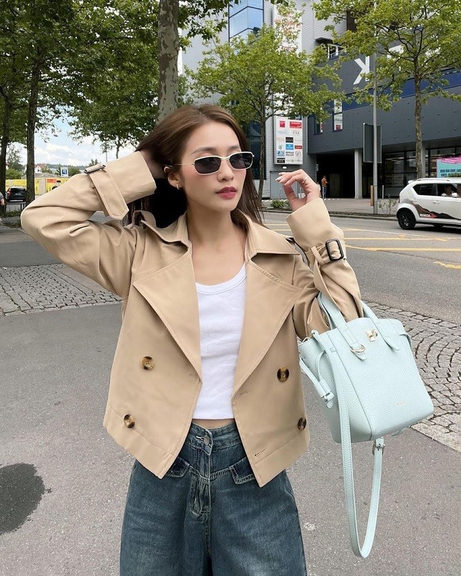 Áo khoác kết hợp crop top là cách mix đồ được Khả Ngân yêu thích trong tiết trời se lạnh của châu Âu. 
