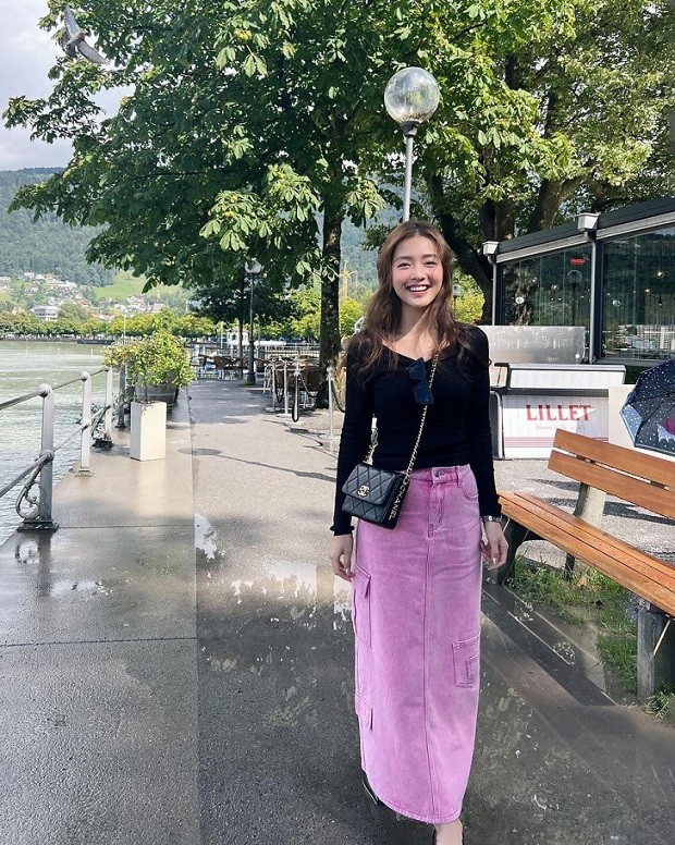 Mỹ nhân 26 tuổi tôn vẻ trẻ trung khi diện áo thun cùng chân váy denim hồng. Mẫu túi xách Chanel giúp Khả Ngân hoàn thiện tổng thể hiện đại. 