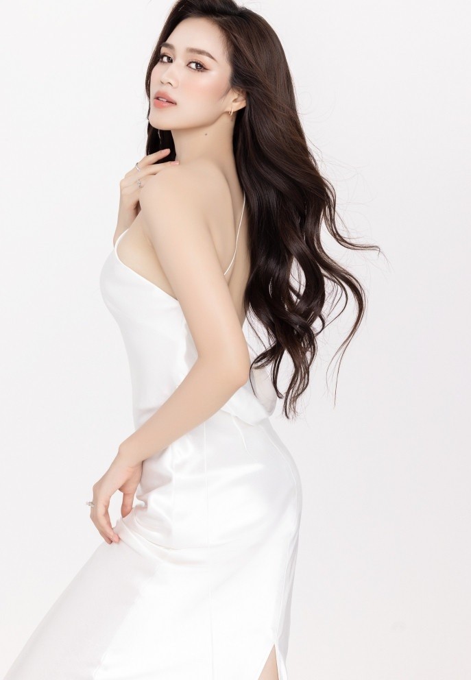 Hoa hậu Đỗ Thị Hà hướng dẫn hình ảnh doanh nhân trong tương lai và dự định học Thạc sĩ