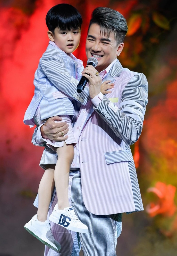 Sao Việt: MC Trịnh Lê Anh đăng ảnh cũ cùng vợ trẻ; diễn viên Lý Nhã Kỳ, Mỹ Tâm đồng loạt đăng ảnh gợi cảm