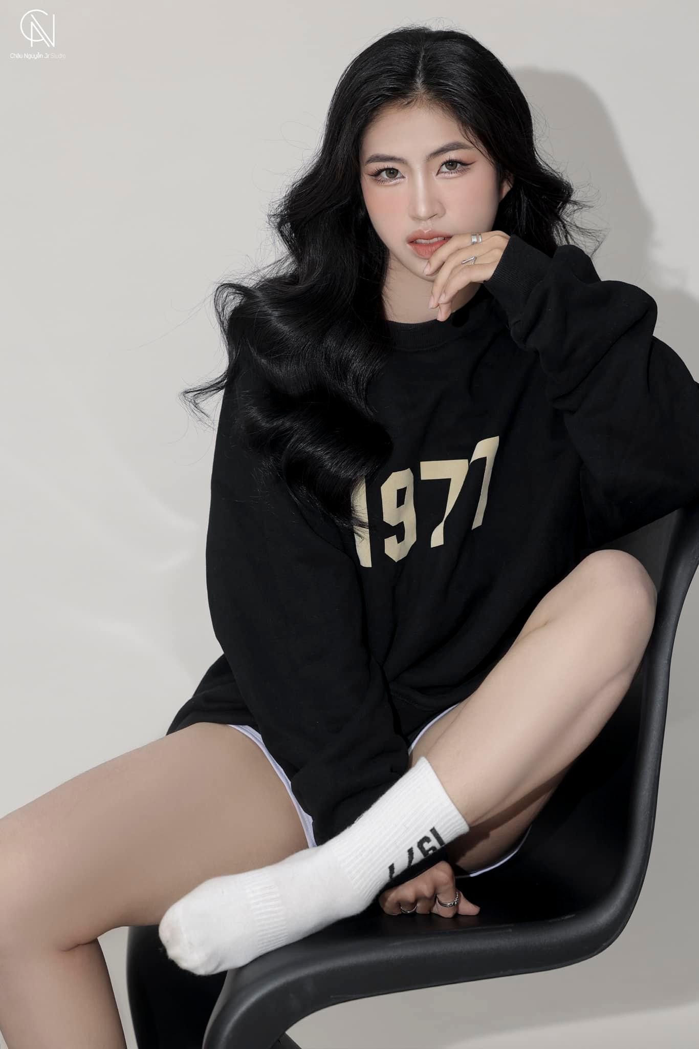 Tiền vệ Thanh Nhã 'biến hình' gợi cảm, khác hoàn toàn hình ảnh sân cỏ