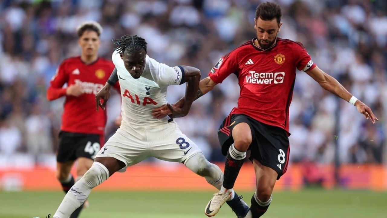 Premier League 2023-24: VAR nhận ý kiến trái chiều, Man Utd thua 0-2 trên sân Tottenham