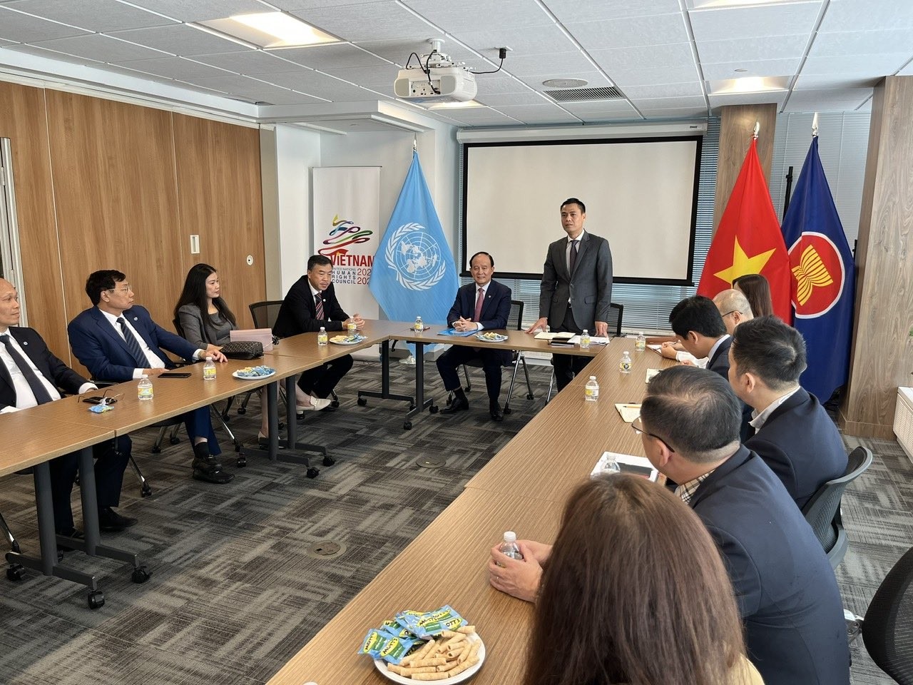 Phái đoàn Việt Nam tại Liên hợp quốc đón và làm việc với đoàn đại biểu thành phố Hà Nội