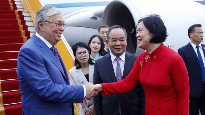 Tổng thống Kazakhstan đến Hà Nội, bắt đầu chuyến thăm chính thức Việt Nam