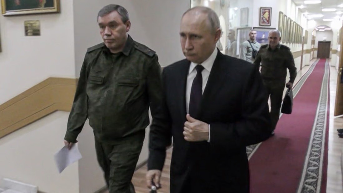 Ảnh ấn tượng (14-21/8): Tổng thống Nga bất ngờ họp kín với chỉ huy chiến dịch ở Ukraine, Ba Lan khoe vũ khí tối tân, robot ‘y như người’ ở Trung Quốc