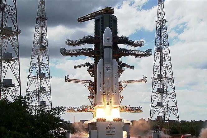 Tàu thám hiểm Chandrayaan-3 của Ấn Độ sắp hạ cánh xuống Mặt trăng Tàu thám hiểm Chandrayaan-3 của Ấn Độ sắp hạ cánh xuống Mặt trăng