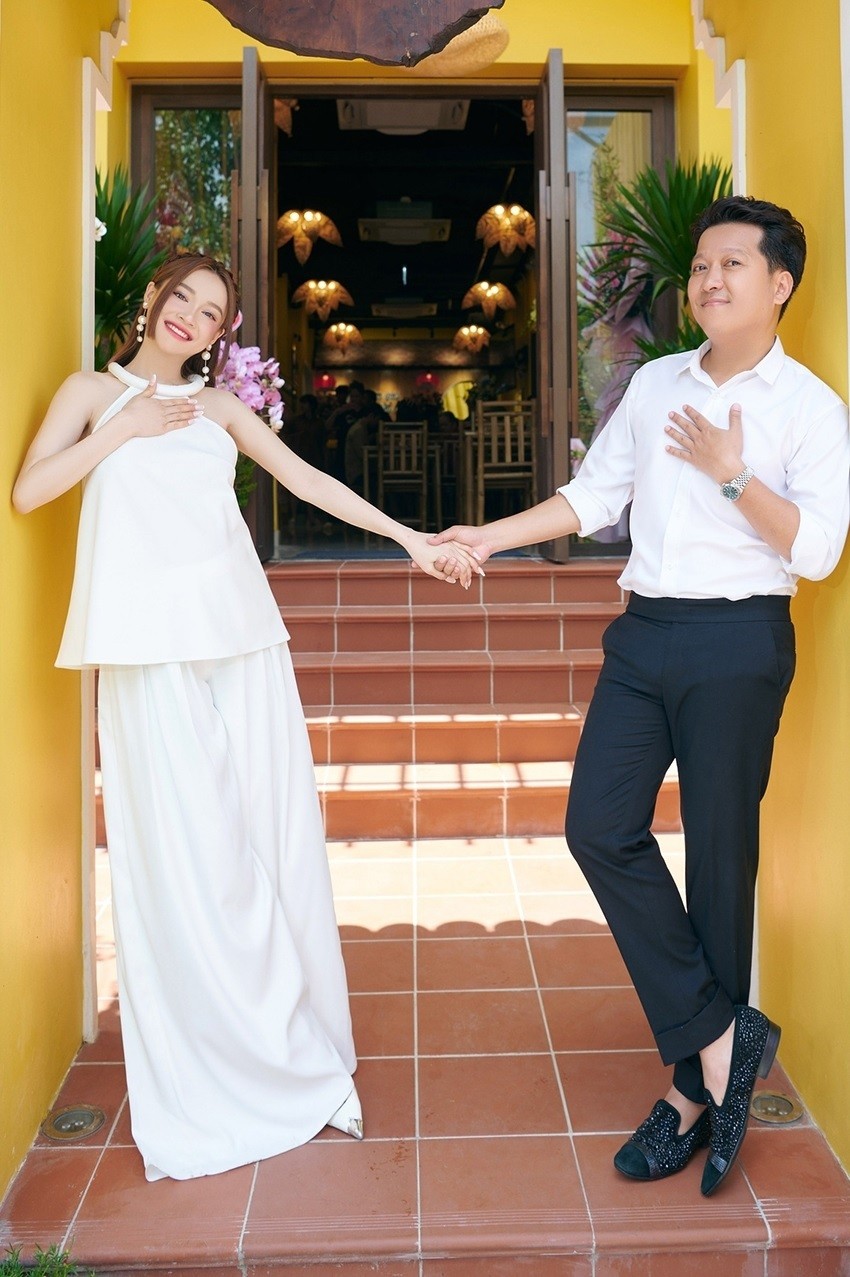 Diễn viên Nhã Phương dịu dàng, xinh đẹp cùng phong cách thời trang cuốn hút