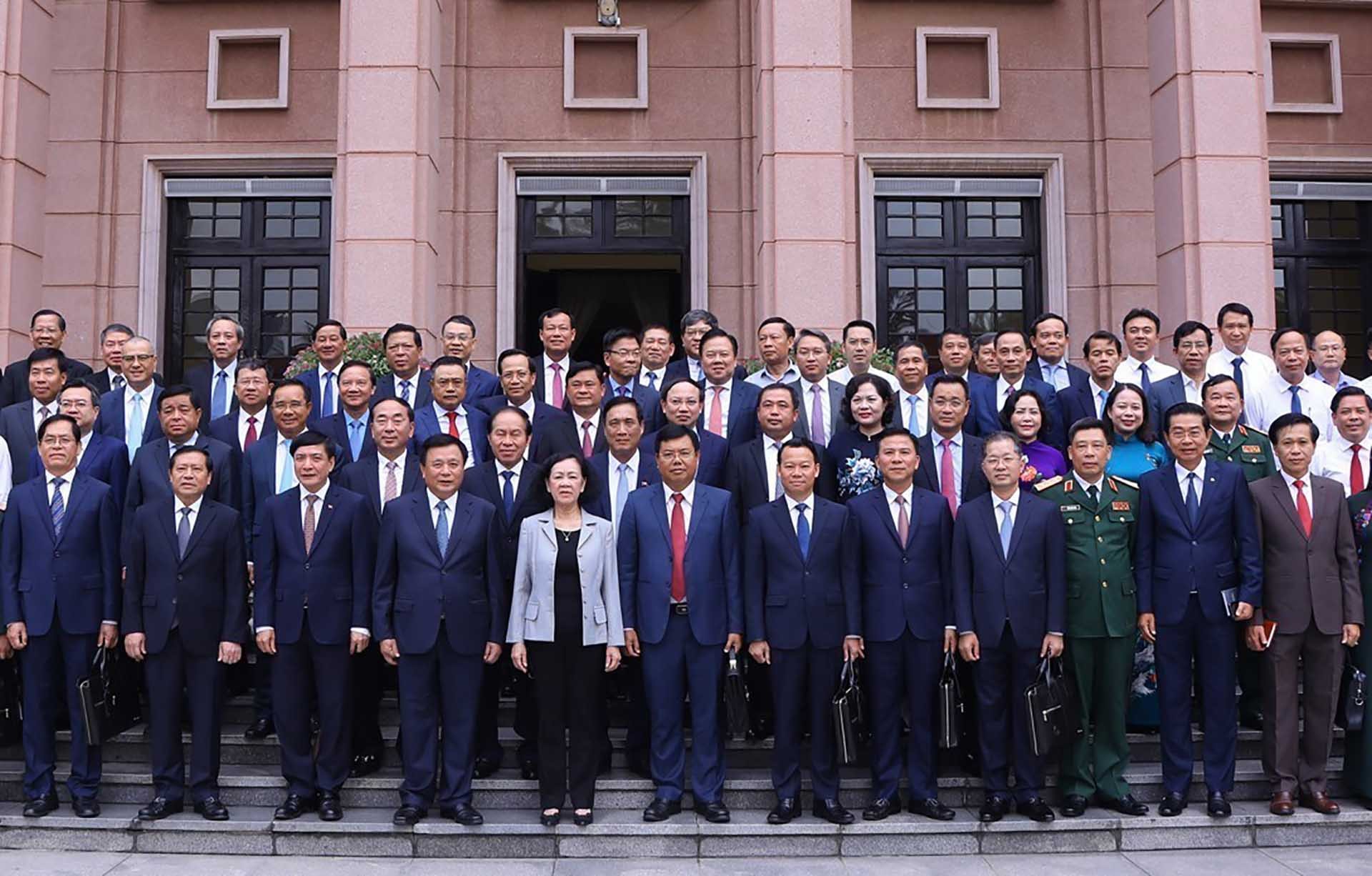 Đồng chí Trương Thị Mai cùng đại biểu và các học viên chụp ảnh chung. (Nguồn: TTXVN) Đồng chí Trương Thị Mai cùng đại biểu và các học viên chụp ảnh chung. (Nguồn: TTXVN)