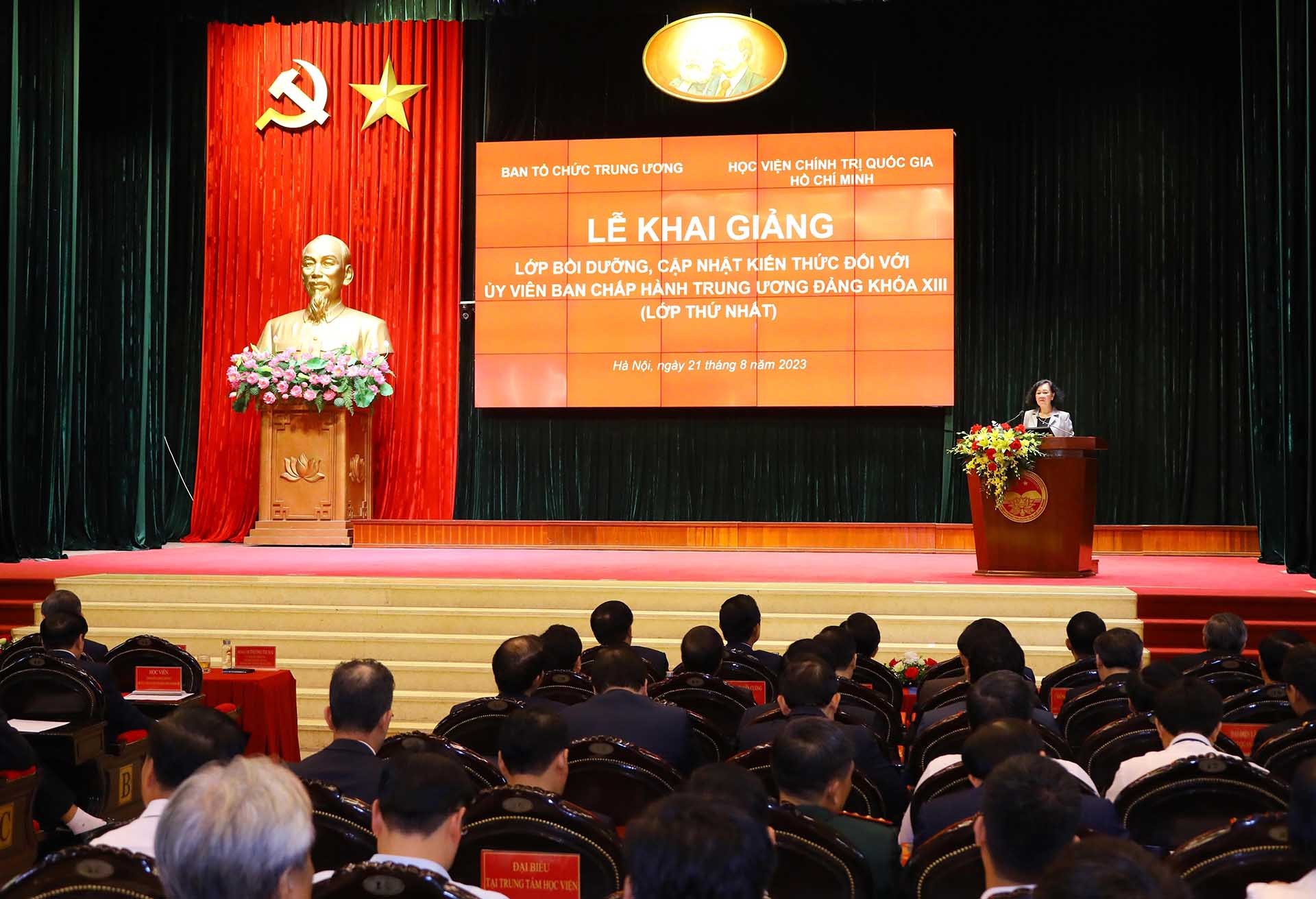 Toàn cảnh lễ khai giảng lớp bồi dưỡng, cập nhật kiến thức đối với Ủy viên Ban Chấp hành Trung ương Đảng khóa XIII. (Nguồn: TTXVN) Toàn cảnh lễ khai giảng lớp bồi dưỡng, cập nhật kiến thức đối với Ủy viên Ban Chấp hành Trung ương Đảng khóa XIII. (Nguồn: TTXVN)