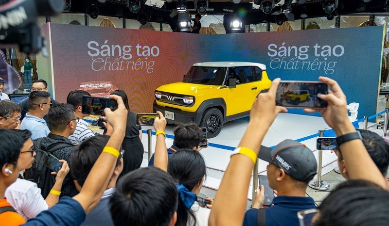 VinFast VF3 thu hút sự chú ý từ phía người dân TP.HCM.