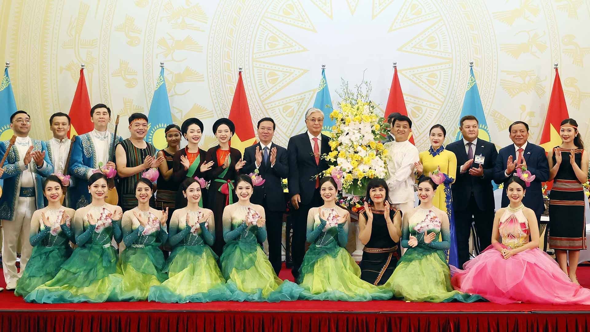 Chủ tịch nước Võ Văn Thưởng và Tổng thống Kazakhstan Kassym-Jomart Tokayev tặng hoa cho các nghệ sĩ. (Nguồn: TTXVN) Chủ tịch nước Võ Văn Thưởng và Tổng thống Kazakhstan Kassym-Jomart Tokayev tặng hoa cho các nghệ sĩ. (Nguồn: TTXVN)