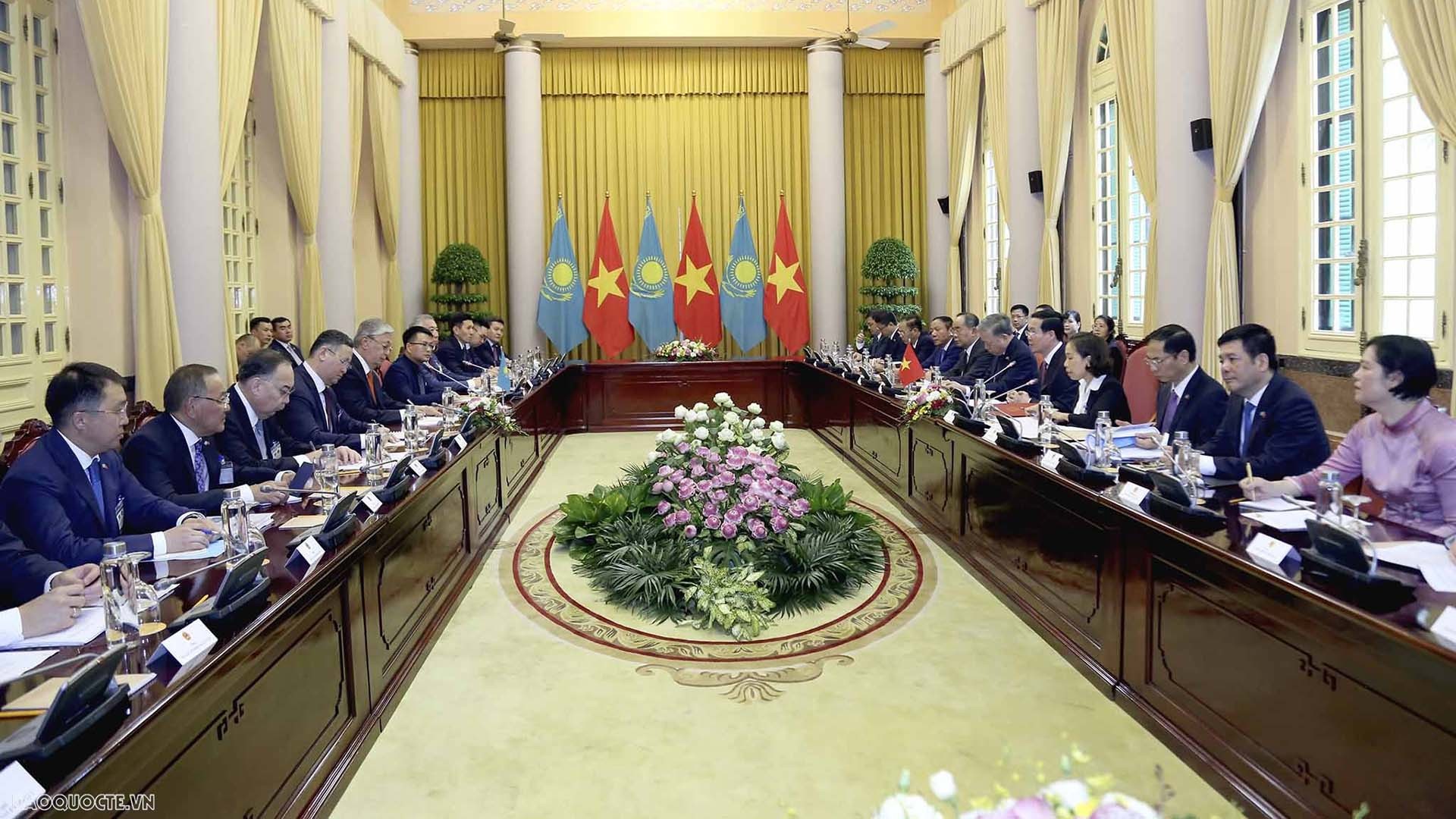 Chủ tịch nước Võ Văn Thưởng hội đàm với Tổng thống Kazakhstan Kassym-Jomart Tokayev. (Ảnh: Quang Hòa). Chủ tịch nước Võ Văn Thưởng hội đàm với Tổng thống Kazakhstan Kassym-Jomart Tokayev. (Ảnh: Quang Hòa).