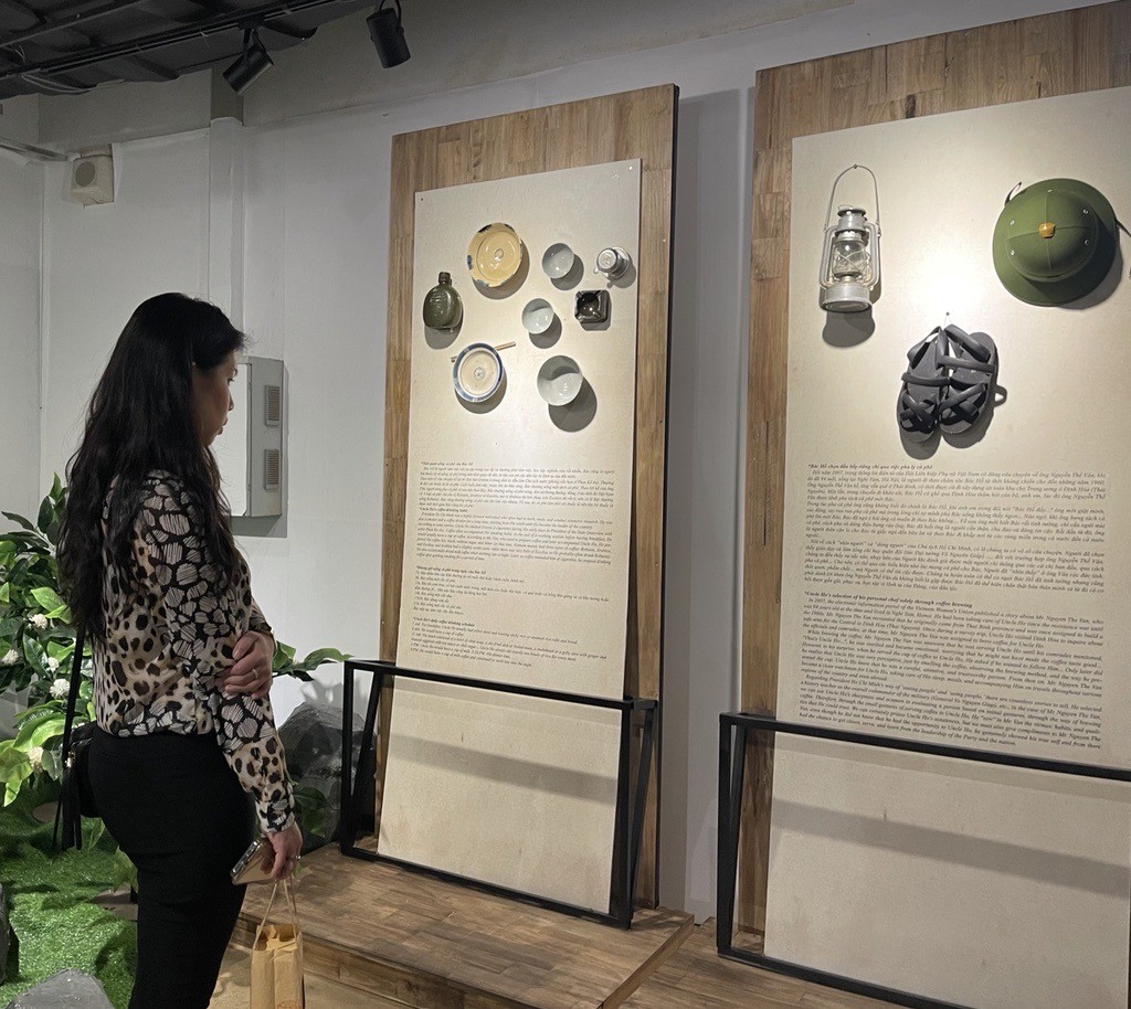 Khách tham quan không gian giới thiệu các công trình biểu tượng của ngành cà phê Việt Nam Khách tham quan không gian giới thiệu các công trình biểu tượng của ngành cà phê Việt Nam