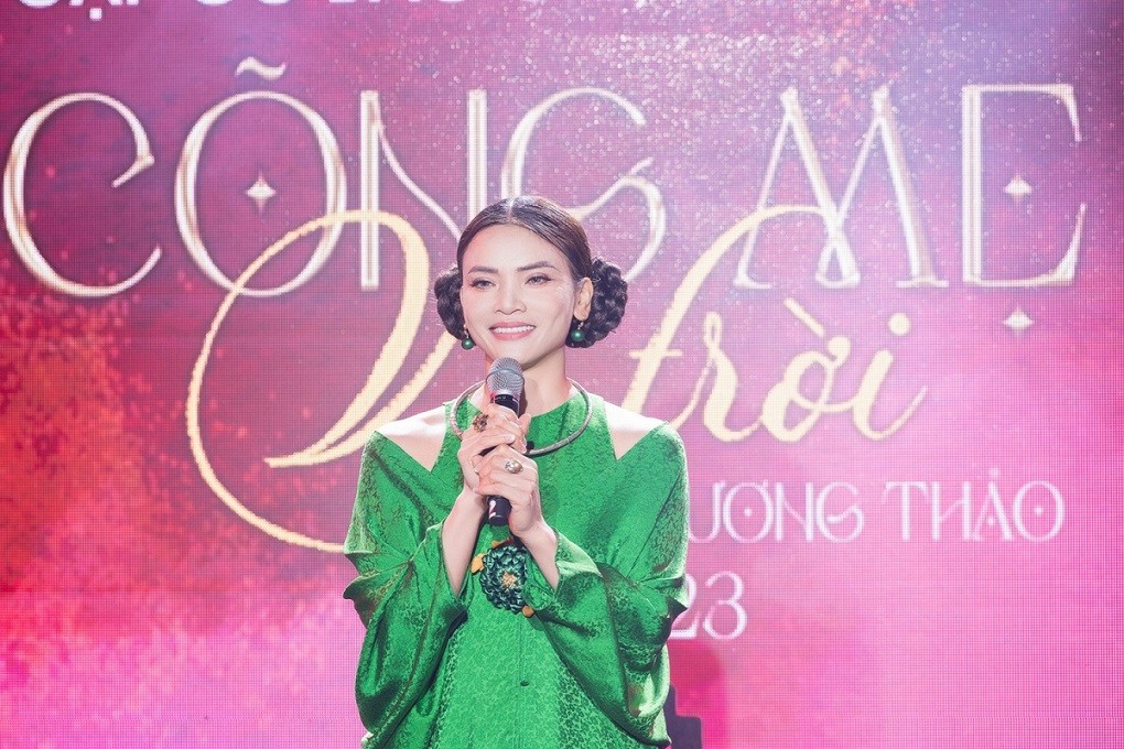 Ca sĩ Phạm Phương Thảo nói, cô có vẻ ngoài mạnh mẽ nhưng đôi khi rất yếu đuối. Mất mát to lớn khi hai người thầy Quý Dương và An Thuyên qua đời khiến cô vô cùng sợ hãi. Cô ám ảnh vì nghĩ một ngày nào đó cha mẹ sẽ rời bỏ mình. Ca sĩ Phạm Phương Thảo nói, cô có vẻ ngoài mạnh mẽ nhưng đôi khi rất yếu đuối. Mất mát to lớn khi hai người thầy Quý Dương và An Thuyên qua đời khiến cô vô cùng sợ hãi. Cô ám ảnh vì nghĩ một ngày nào đó cha mẹ sẽ rời bỏ mình.