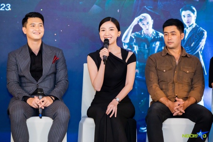 Lương Thanh cho biết, cô nghiên cứu rất kỹ kịch bản và các tài liệu liên quan đến những vụ án được phim đề cập để hoàn thành tốt vai nữ cảnh sát có EQ cao, giỏi giao tiếp. 