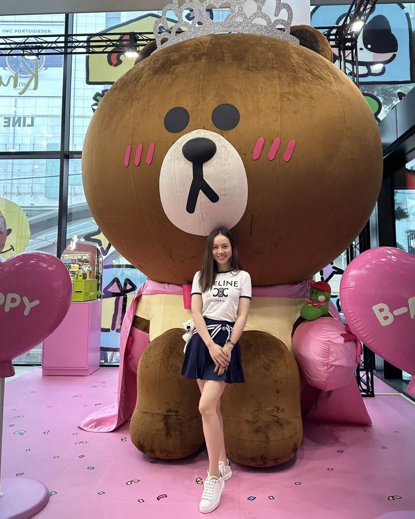 Áo thun Celine giá khoảng 13 triệu đồng kết hợp ăn ý cùng chân váy ngắn của 13 de Marzo. Thương hiệu với những mẫu thiết kế đính hình gấu gần đây được Ngọc Hà ưa chuộng.