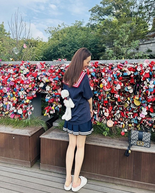 Vợ Công Lý cho biết, cô sắm nhiều mẫu áo, chân váy đính chú gấu ngộ nghĩnh của thương hiệu này, với mức giá khoảng 5-7 triệu đồng. 