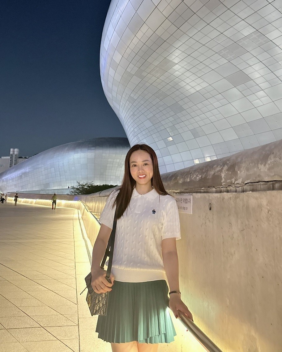 Diện áo polo cùng chân váy ngắn, phối túi đeo chéo của Dior, Ngọc Hà được nhiều bạn bè khen như nữ sinh. 