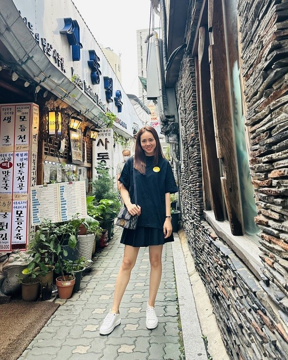 Kết thúc chuyến vi vu Hàn Quốc, người đẹp cho biết, cô trở về với cuộc sống thường nhật và công việc phóng viên, KOL. Thời gian qua, NSND Công Lý có nhiều tiến triển về sức khỏe, đã quay lại đóng phim, quảng cáo nên Ngọc Hà cũng có nhiều thời gian hơn chăm chút cho mình. 