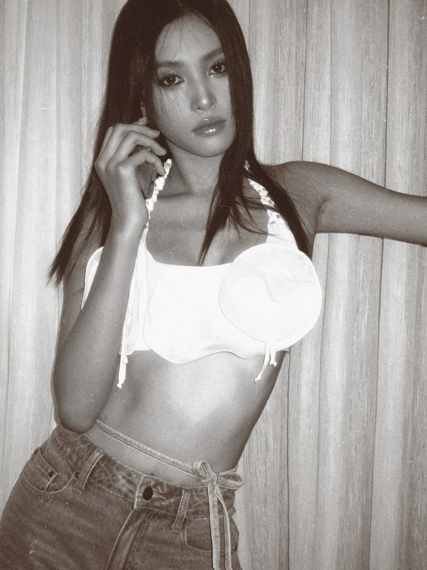 Chọn phối croptop hoa trà cách điệu cùng quần jean cổ điển đầy phá cách, Tiểu Vy khoe vòng eo con kiến nóng bỏng đáng mơ ước. (Nguồn: Vietnam+)