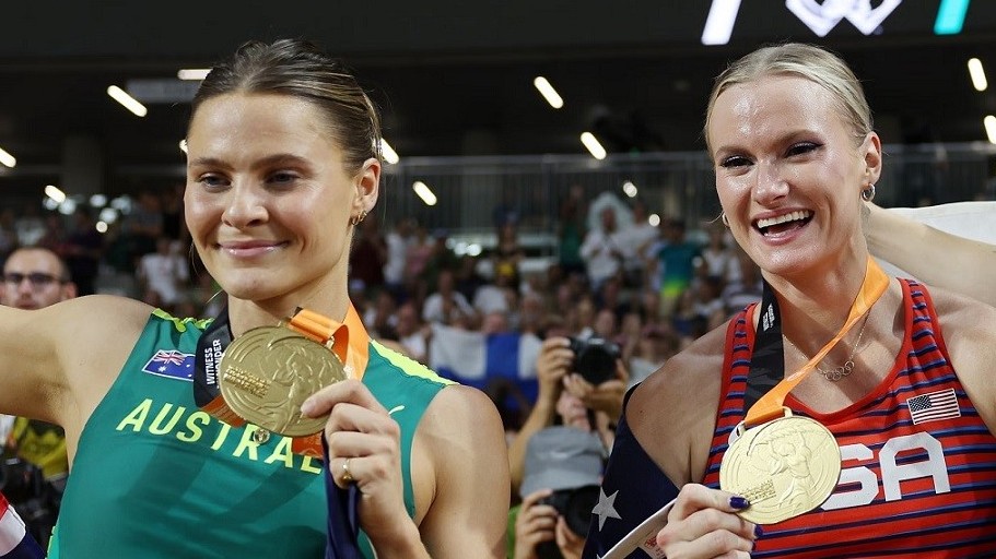 Hai vận động viên cùng nhận Huy chương vàng giải vô địch điền kinh thế giới