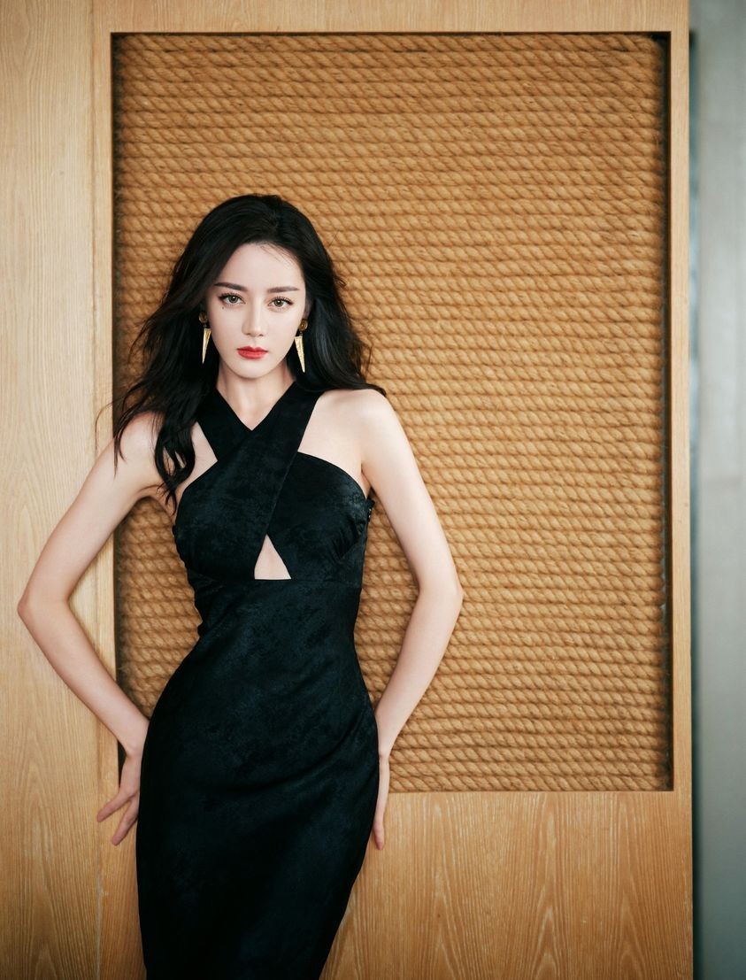 Nhan sắc hút hồn của Địch Lệ Nhiệt Ba