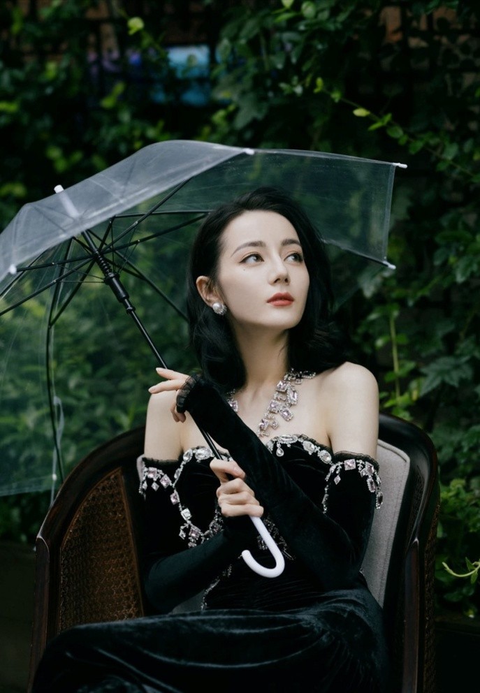 Nhan sắc hút hồn của Địch Lệ Nhiệt Ba tuổi 31