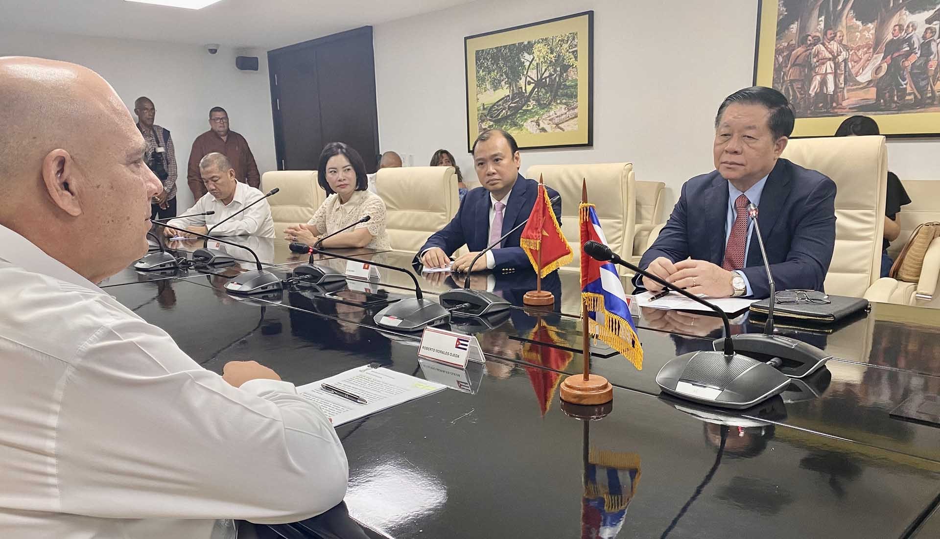 Trưởng ban Tuyên giáo Trung ương Nguyễn Trọng Nghĩa gặp gỡ đồng chí Roberto Morales Ojeda, Ủy viên Bộ Chính trị, Thường trực Ban Bí thư Đảng Cộng sản Cuba. (Nguồn: TTXVN) Trưởng ban Tuyên giáo Trung ương Nguyễn Trọng Nghĩa gặp gỡ đồng chí Roberto Morales Ojeda, Ủy viên Bộ Chính trị, Thường trực Ban Bí thư Đảng Cộng sản Cuba. (Nguồn: TTXVN)