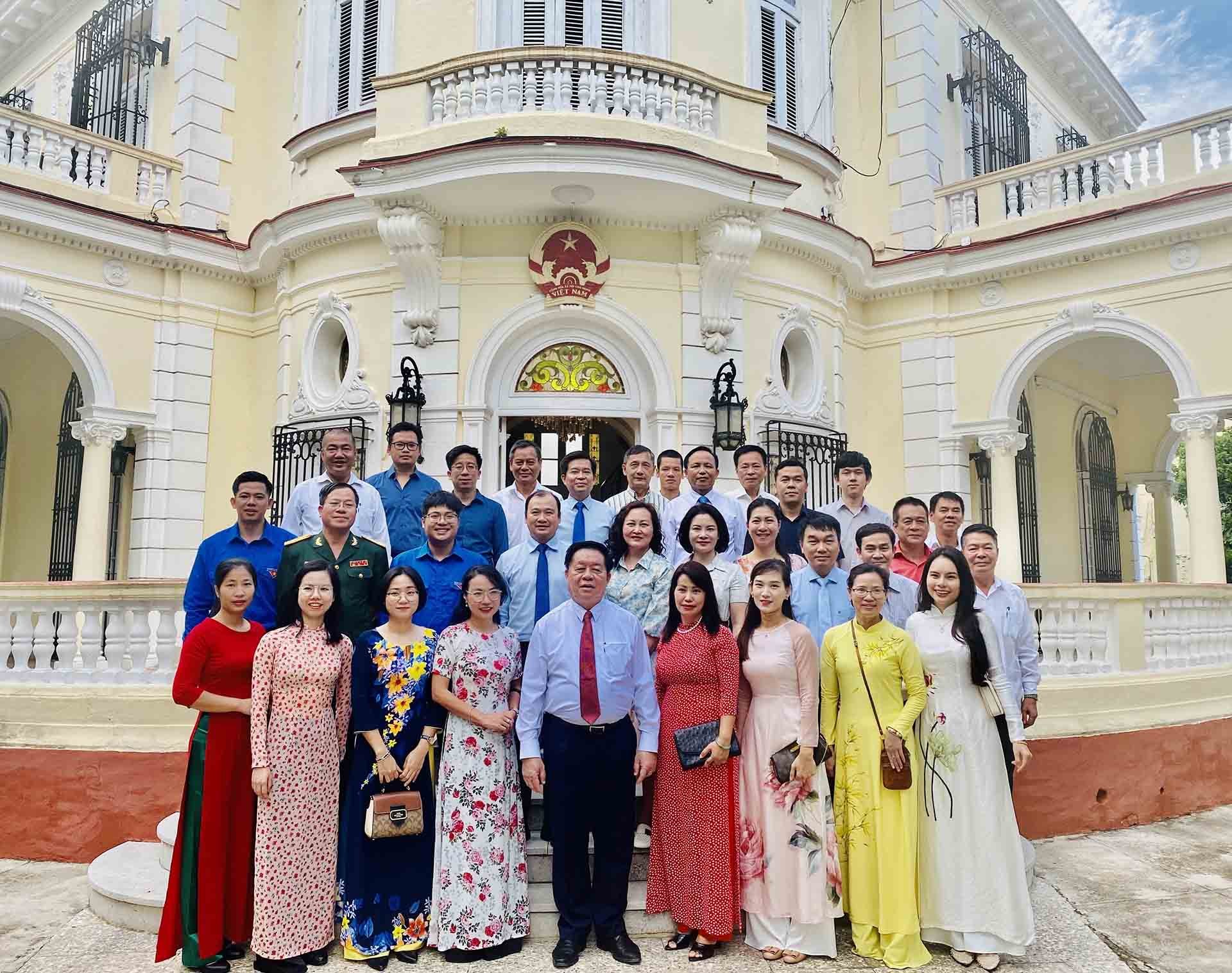 Trưởng ban Tuyên giáo Trung ương Nguyễn Trọng Nghĩa cùng cán bộ đại sứ quán và kiều bào Việt Nam tại Cuba. (Nguồn: TTXVN) Trưởng ban Tuyên giáo Trung ương Nguyễn Trọng Nghĩa cùng cán bộ đại sứ quán và kiều bào Việt Nam tại Cuba. (Nguồn: TTXVN)