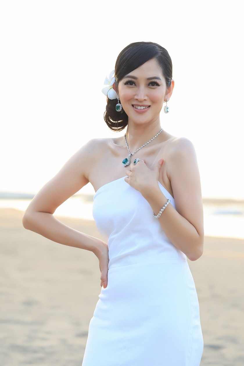 Cựu người mẫu Elizabeth Thủy Tiên diện đầm trắng do Đức Vincie thiết kế. Từ Mỹ về nước chấm thi hoa hậu, Thủy Tiên cho biết, ngoài nhan sắc, cô đặt tiêu chí ứng viên đăng quang cần có trí tuệ, kiến thức về môi trường, từ đó lan tỏa thông điệp giữ gìn và bảo vệ thiên nhiên, đóng góp quảng bá du lịch biển Việt Nam. Cựu người mẫu Elizabeth Thủy Tiên diện đầm trắng do Đức Vincie thiết kế. Từ Mỹ về nước chấm thi hoa hậu, Thủy Tiên cho biết, ngoài nhan sắc, cô đặt tiêu chí ứng viên đăng quang cần có trí tuệ, kiến thức về môi trường, từ đó lan tỏa thông điệp giữ gìn và bảo vệ thiên nhiên, đóng góp quảng bá du lịch biển Việt Nam.