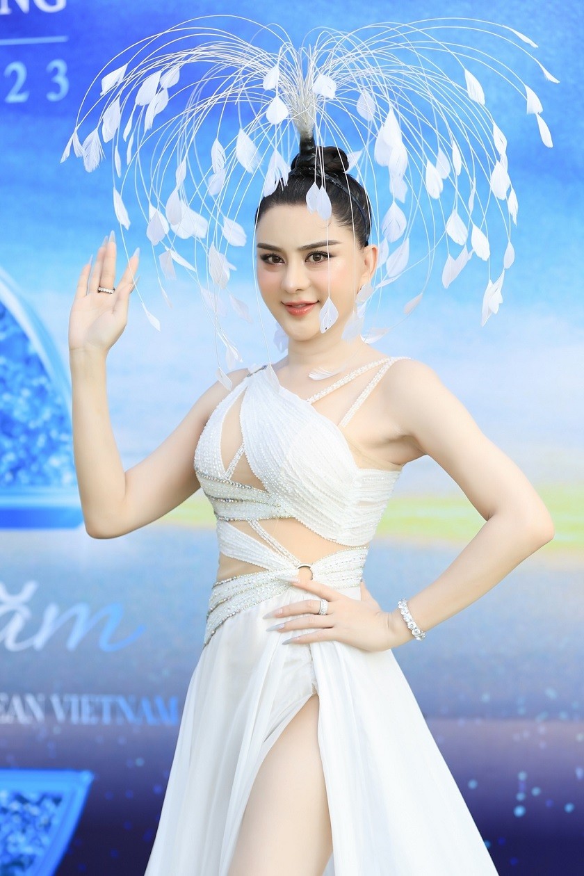 Lâm Khánh Chi dậy từ 3 giờ sáng trang điểm, làm tóc. Cô diện đầm cut-out do Nguyễn Minh Tuấn thiết kế và đeo phụ kiện tóc của Ngô Mạnh Đông Đông. Ở tuổi 46, cô tự hào vì có vóc dáng săn chắc, trẻ trung hơn tuổi. Lâm Khánh Chi dậy từ 3 giờ sáng trang điểm, làm tóc. Cô diện đầm cut-out do Nguyễn Minh Tuấn thiết kế và đeo phụ kiện tóc của Ngô Mạnh Đông Đông. Ở tuổi 46, cô tự hào vì có vóc dáng săn chắc, trẻ trung hơn tuổi.