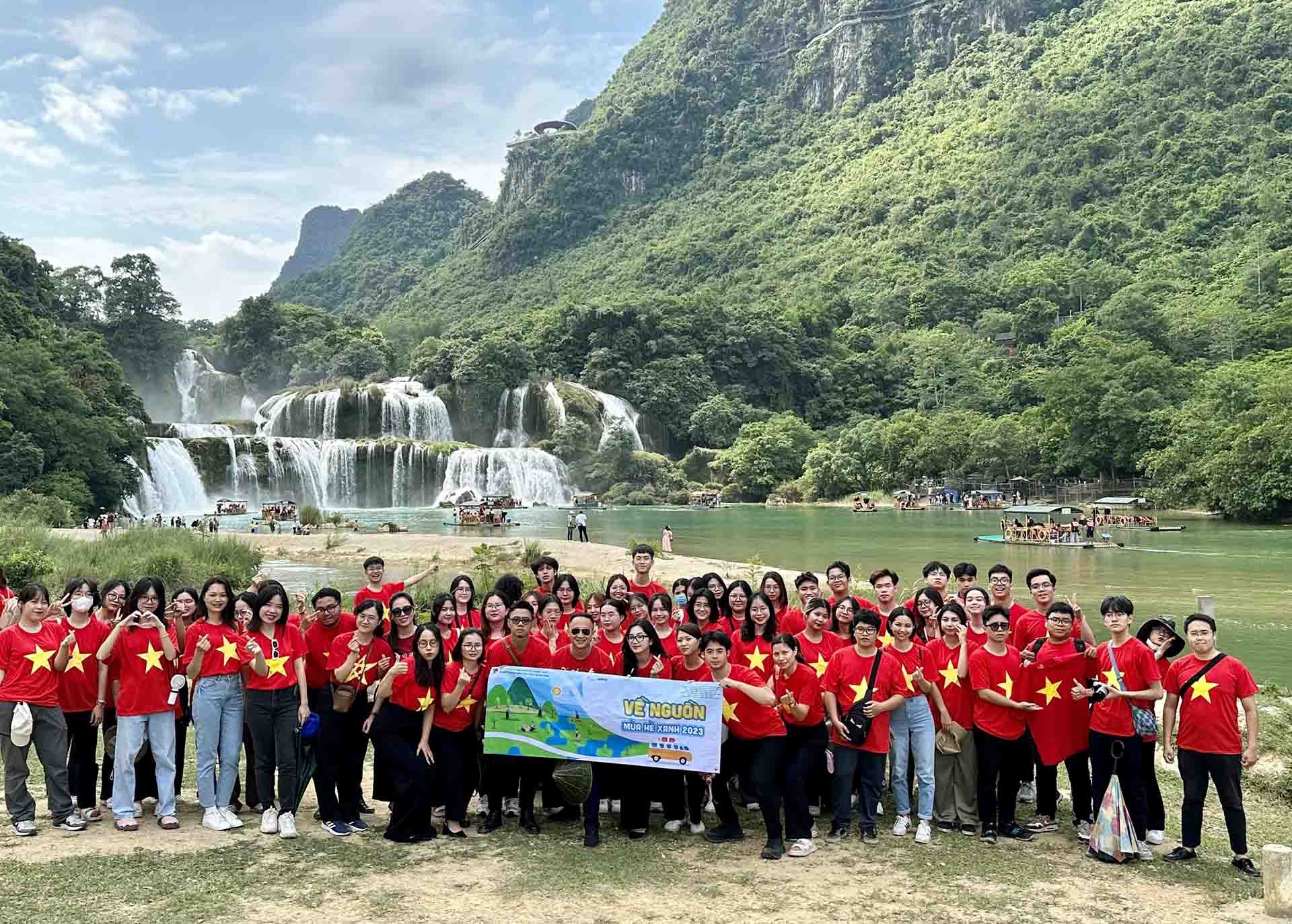 Các cán bộ ngoại giao trẻ trong hoạt động Về nguồn 2023. (Nguồn: Đoàn thanh niên Bộ Ngoại giao)