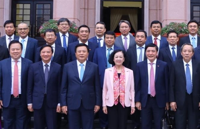 Đồng chí Trương Thị Mai cùng đại biểu và các học viên chụp ảnh chung. (Nguồn: TTXVN) Đồng chí Trương Thị Mai cùng đại biểu và các học viên chụp ảnh chung. (Nguồn: TTXVN)