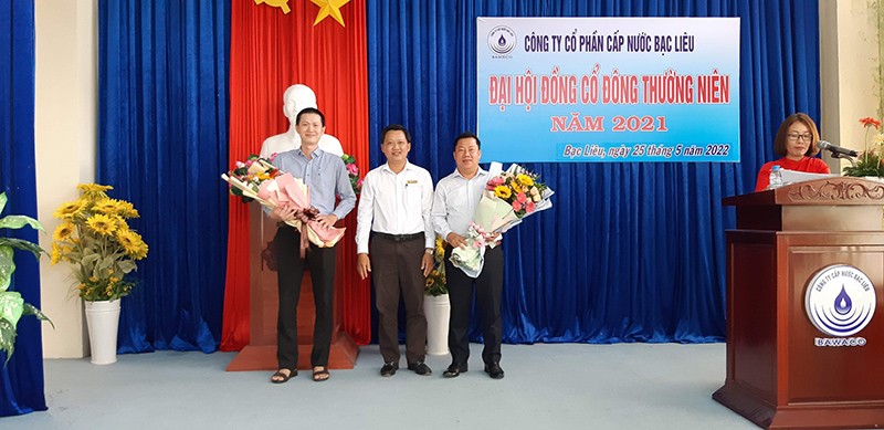 Ông Võ Minh Trang (áo trắng) - Chủ tịch HĐQT Công ty CP Cấp nước Bạc Liêu Ông Võ Minh Trang (áo trắng) - Chủ tịch HĐQT Công ty CP Cấp nước Bạc Liêu